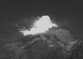 Popocatépetl aumenta actividad; arroja material incandescente