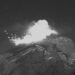 Popocatépetl aumenta actividad; arroja material incandescente