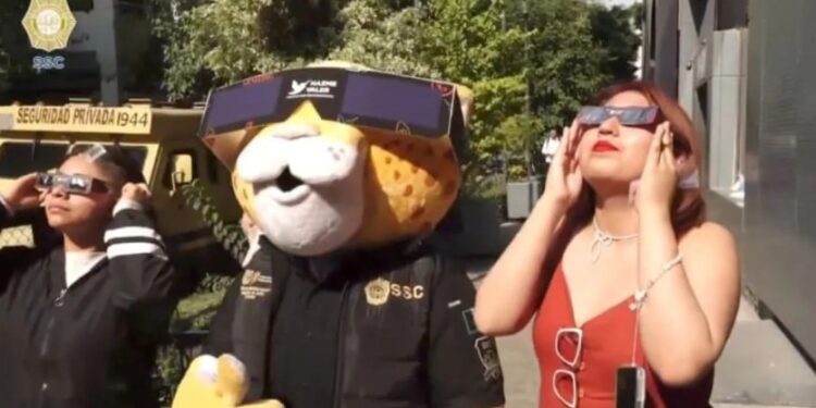 La SSC de la CDMX pone a la venta lentes especiales para ver el eclipse solar 2024