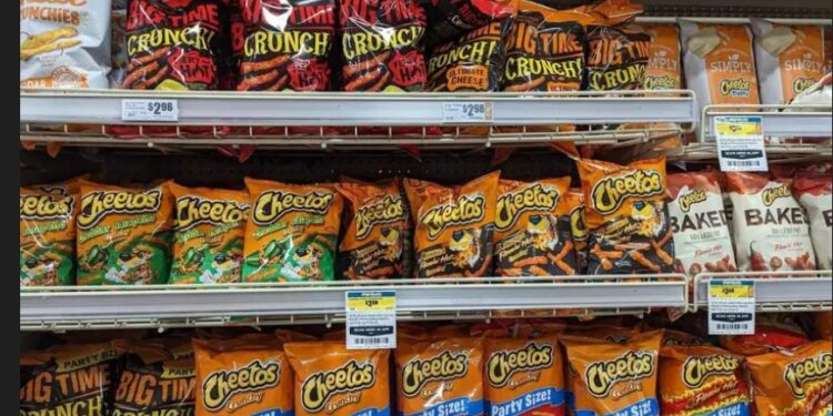 ¡Contra las papitas! California prohibiría la comida chatarra en escuelas… por esta razón