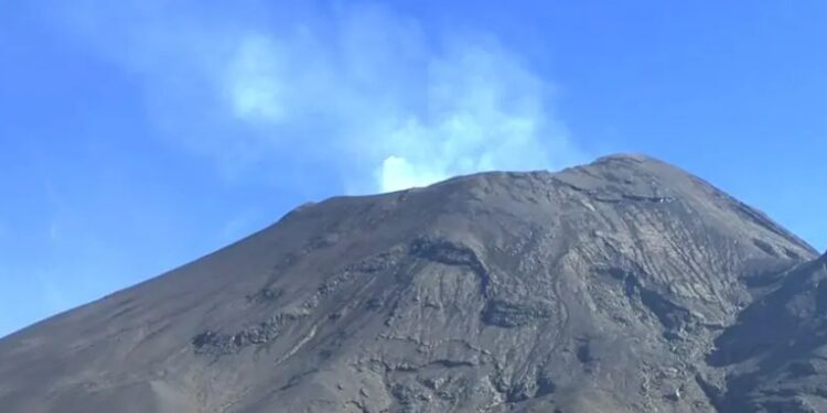 Popocatépetl registra más de mil minutos de tremor; cae ceniza en Puebla
