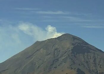 ¡Popocatépetl no da tregua a Puebla! Arroja ceniza y registra 46 exhalaciones
