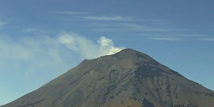 ¡Popocatépetl no da tregua a Puebla! Arroja ceniza y registra 46 exhalaciones
