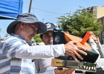 Se reúnen cientos de cajemense para observar el eclipse solar en el planetario de Cajeme