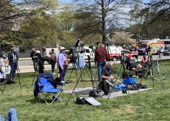Washington recibe a miles de personas para ver el eclipse