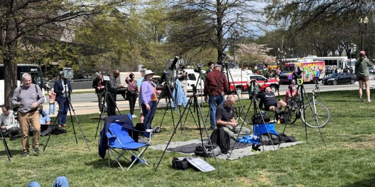 Washington recibe a miles de personas para ver el eclipse