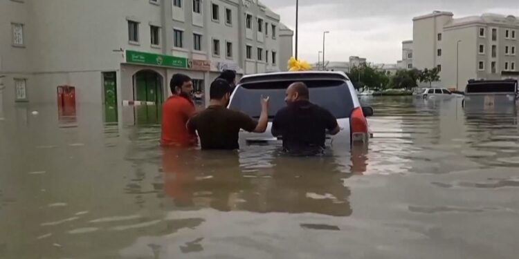 Las peores lluvias en Dubái en 75 años dejan grandes inundaciones