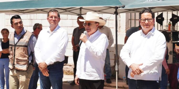 Acompaña Gobernador a locatarios en supervisión de modernización del Mercado Municipal en Navojoa