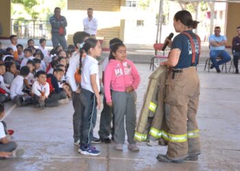 Reciben estudiantes plática de «emergencias y  911”