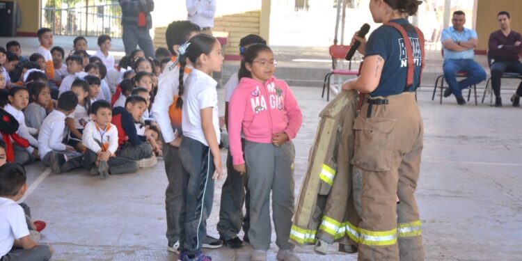 Reciben estudiantes plática de «emergencias y  911”