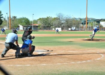 Compiten por el triunfo en la final de la Liga de Beisbol Interdependencias del Ayuntamiento de Hermosillo