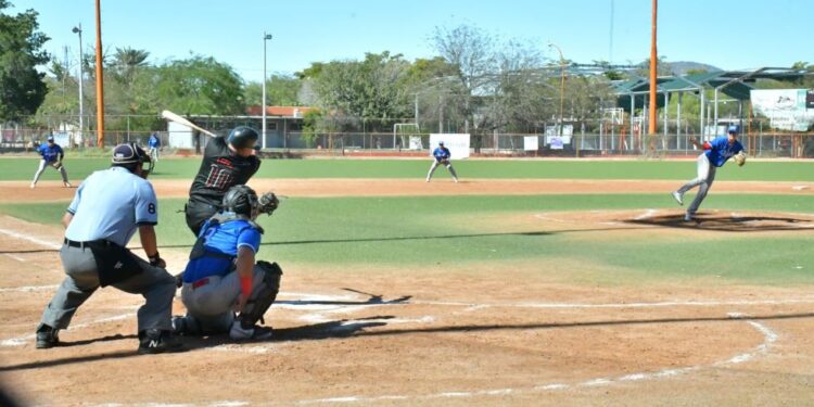 Compiten por el triunfo en la final de la Liga de Beisbol Interdependencias del Ayuntamiento de Hermosillo