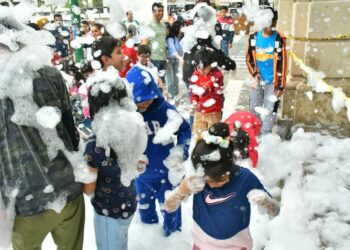 Disfrutan familias fiesta de espuma en la Víactiva