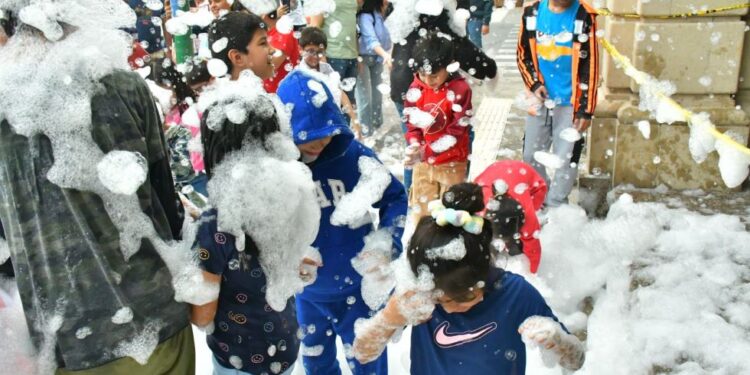 Disfrutan familias fiesta de espuma en la Víactiva