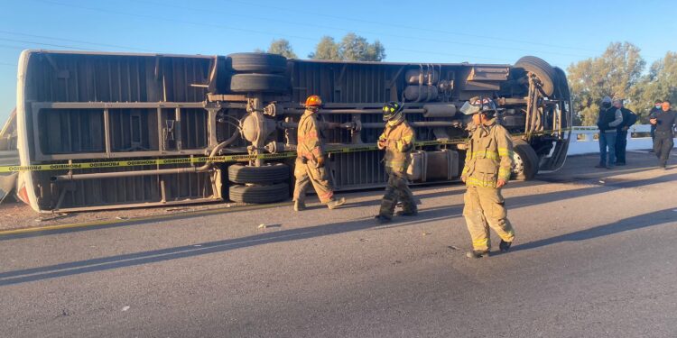 Atienden cuerpos de rescate accidente de camión de transporte de personal en Empalme