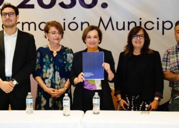 María Dolores del Río recibe propuestas de ciudadanos para transformar Hermosillo.