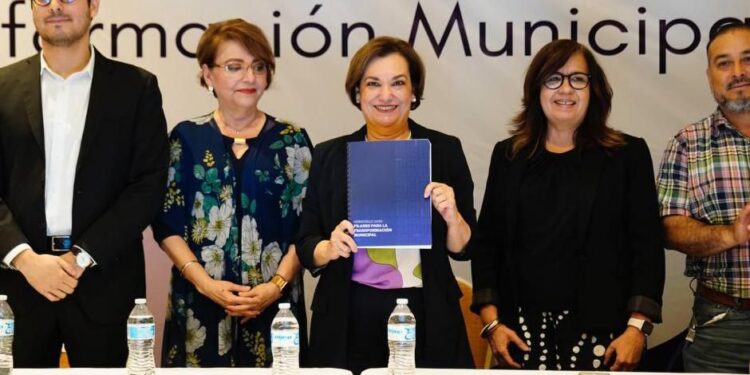 María Dolores del Río recibe propuestas de ciudadanos para transformar Hermosillo.