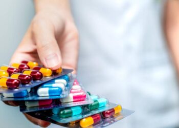 Uso excesivo de antibióticos en pandemia exacerbó la resistencia antimicrobiana