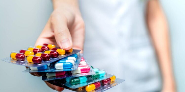 Uso excesivo de antibióticos en pandemia exacerbó la resistencia antimicrobiana