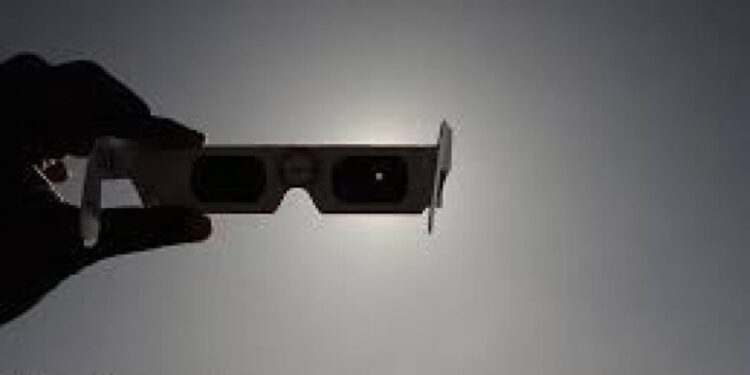 Comparte PC formas seguras para observar el eclipse solar