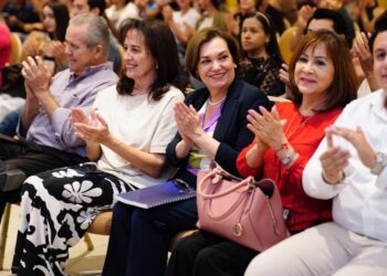 María Dolores del Río recibe propuestas de ciudadanos para transformar Hermosillo.