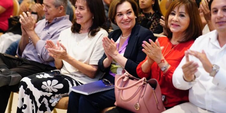 María Dolores del Río recibe propuestas de ciudadanos para transformar Hermosillo.