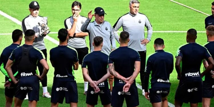 Elogian a ‘El Vasco’ Aguirre; ‘atípico y de buen trato’