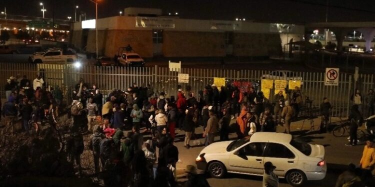 Ex funcionario de INM seguirá en libertad proceso por incendio en Juárez