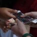 Largas filas para adquirir visores especiales para eclipse hechos por reclusos