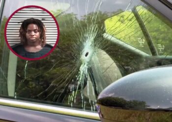 Mujer detenida tras hacer tiroteo durante el eclipse solar en una carretera; dice que «Dios la encomendó»