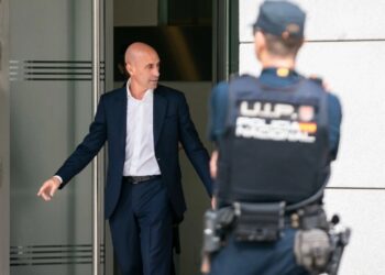 Retienen de forma breve a Luis Rubiales a su regreso a España