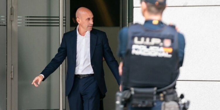 Retienen de forma breve a Luis Rubiales a su regreso a España