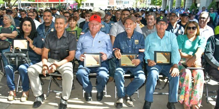 Reconoce Ayuntamiento a servidoras y servidores públicos