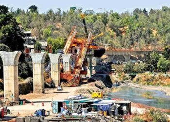 Tren interurbano: estructura de 800 toneladas se vino abajo