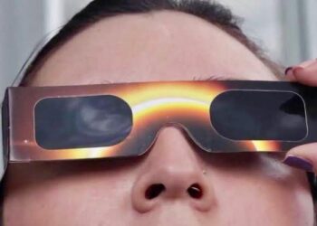 IMSS recomienda observar el eclipse con gafas de protección y una mínima exposición