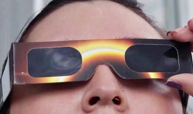 IMSS recomienda observar el eclipse con gafas de protección y una mínima exposición