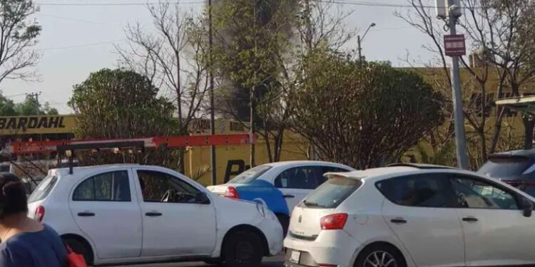 Reportan caída de aeronave en Avenida del Imán, Coyoacán; 3 personas fallecidas
