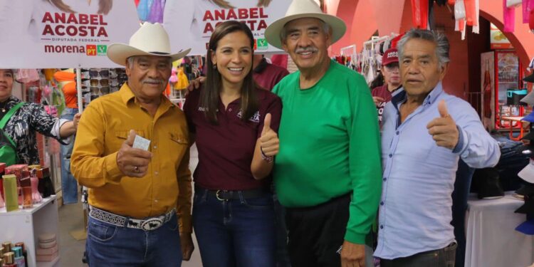 Anabel Acosta visita a los locatarios del mercajeme