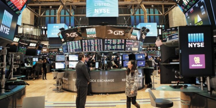 Wall Street avanza; Nasdaq registra mejor semana desde noviembre