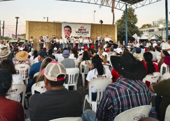 Se reúne Beto Vázquez con vecinos de Las Bocas y el Puerto de Yavaros.