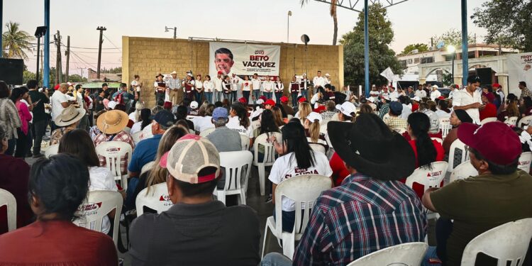 Se reúne Beto Vázquez con vecinos de Las Bocas y el Puerto de Yavaros.