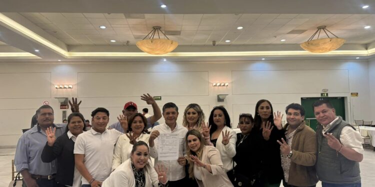 Se registra Alberto  “BETO” Vázquez  a la alcaldía de Huatabampo
