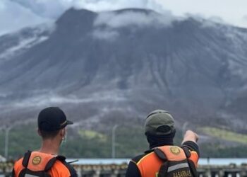 Indonesia advierte potencial tsunami por erupción de volcán