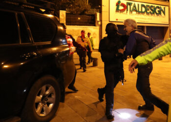 Policías de Ecuador irrumpen en la embajada de México en Quito