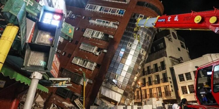 Sube a 9 la cifra de muertos por sismo en Taiwán; más de 900 heridos