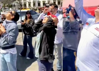 Realiza Jacobo Mendoza actividad en plaza Zubeldía para observar con seguridad eclipse solar.