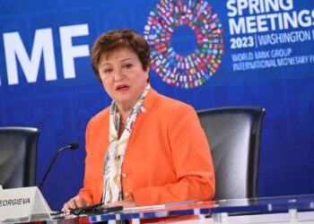 La economía global evitó una recesión, pero aumentó la deuda: FMI