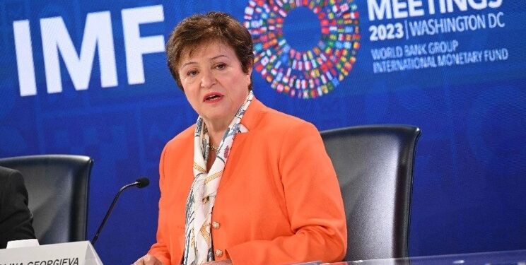 La economía global evitó una recesión, pero aumentó la deuda: FMI