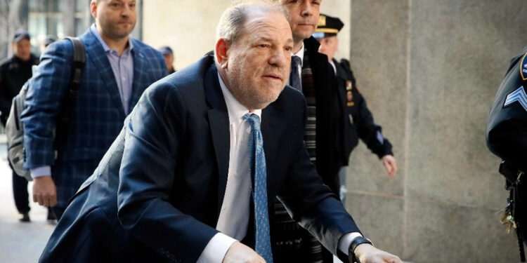 Tras fallo legal, Harvey Weinstein espera nuevo juicio en Nueva York