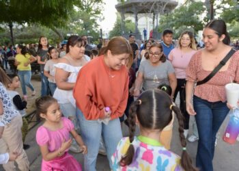 Buscan decenas de niñas y niños huevos de Pascua en Víactiva